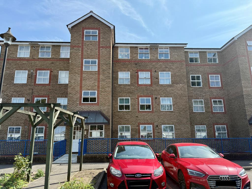 Lot: 65 - THREE-BEDROOM FLAT FOR INVESTMENT - Three bedroom flat